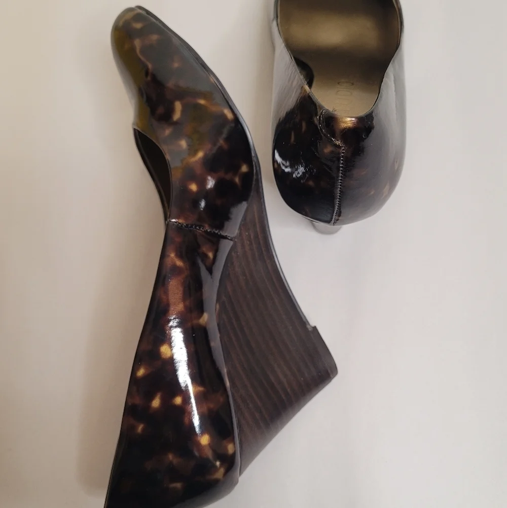 Jones Studio Callie Tortoise Shell Patent Wedges Size 6.5